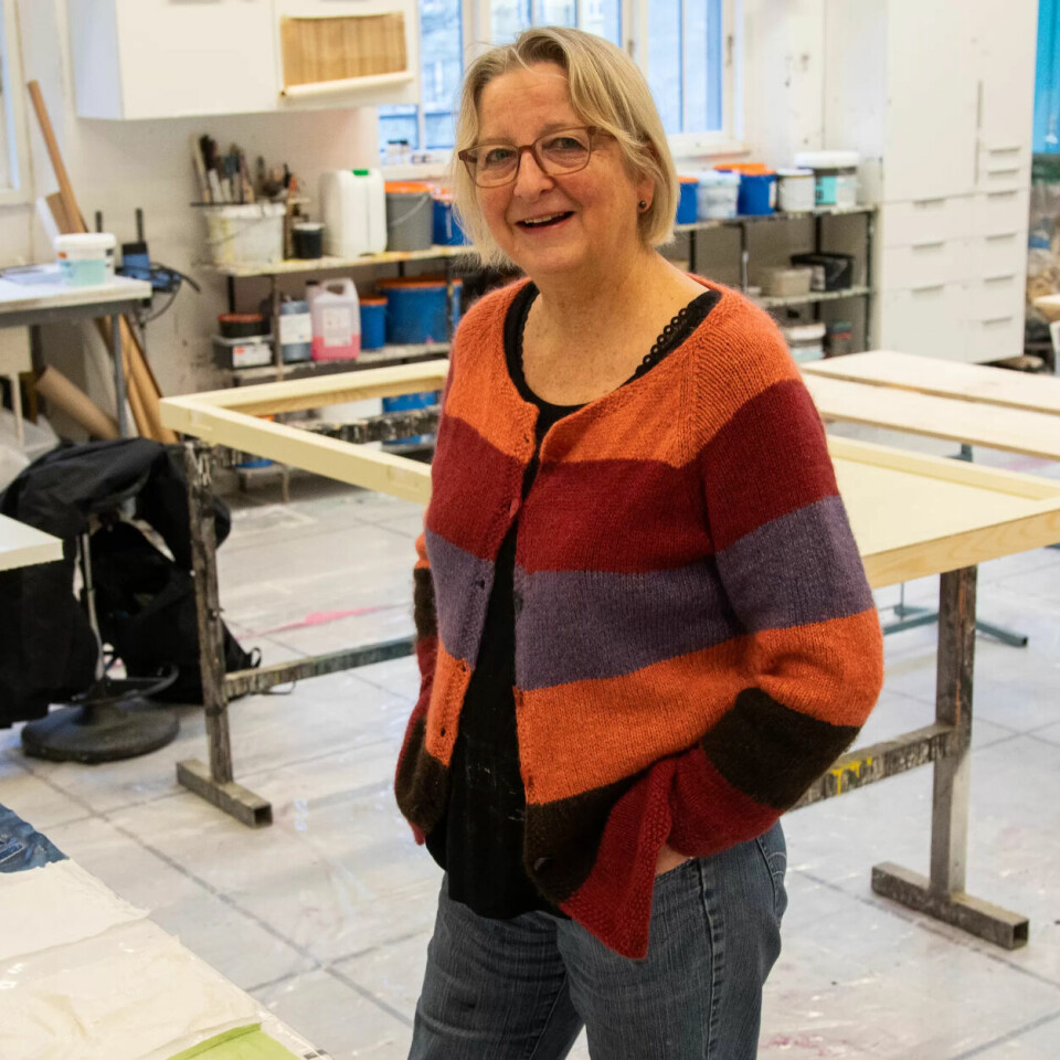 ER ET TEAM: Som leder er Nina Seim faglig ansvarlig for arbeidet og hun har personalansvar for tre malere, samt tekstil- og rekvisittmaker. ER ET TEAM: Som leder er Nina Seim faglig ansvarlig for arbeidet og hun har personalansvar for tre malere, samt tekstil- og rekvisittmaker.