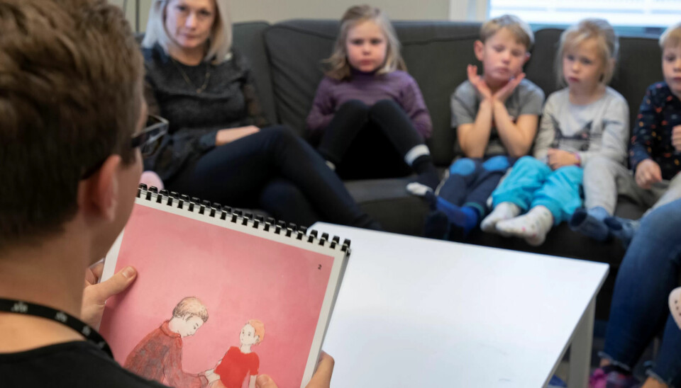 ÅPENT OG ÆRLIG: Rådgiver Harald Dean fra Stine Sofies stiftelse bruker dialogbaserte støttebilder og direkte språk. I bakgrunnen sitter Mathilde, Aksel, Lilly og Nikolai sammen med styrer i Tyrihans barnehag, Rita Sjølie. ÅPENT OG ÆRLIG: Rådgiver Harald Dean fra Stine Sofies stiftelse bruker dialogbaserte støttebilder og direkte språk. I bakgrunnen sitter Mathilde, Aksel, Lilly og Nikolai sammen med styrer i Tyrihans barnehag, Rita Sjølie.