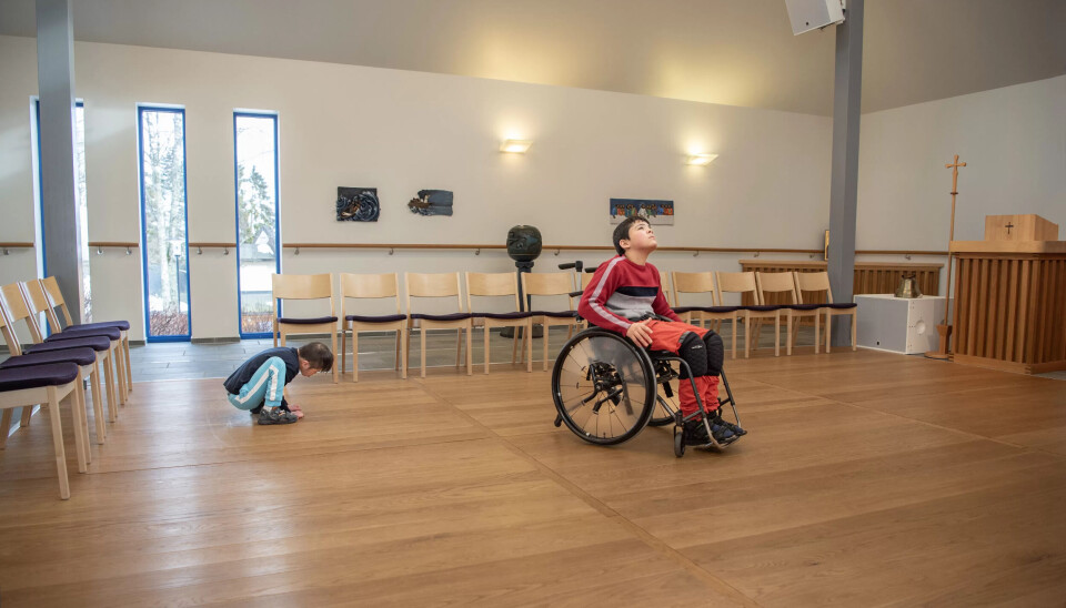 VERDENS FØRSTE SANSEKIRKE: Ahmad kikker på lyset i taket som pulserer i takt med musikken og William kjenner vibrasjonene fra verdens største vibrasjonsgulv i Tomaskirken i Andebu. VERDENS FØRSTE SANSEKIRKE: Ahmad kikker på lyset i taket som pulserer i takt med musikken og William kjenner vibrasjonene fra verdens største vibrasjonsgulv i Tomaskirken i Andebu.