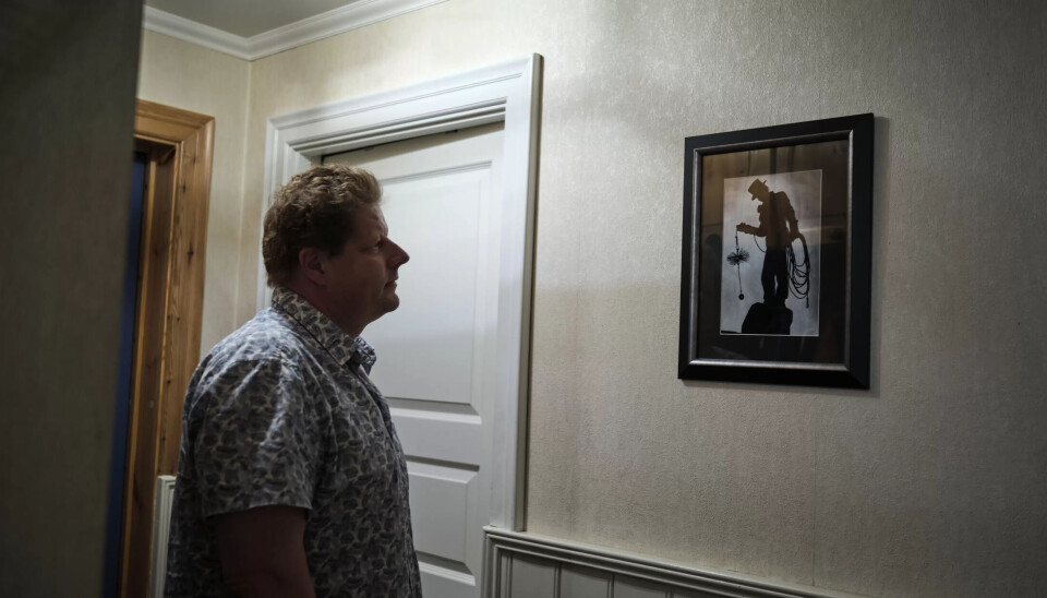 Far: Rolfs far, Karl Ove Helle, var en kjent skikkelse i Bergen. I entreen henger et bilde tatt av ham mens han fortsatt var yrkesaktiv. Rolf har tatovert det samme bildet på armen. Helle senior døde av kreft i 2019. Far: Rolfs far, Karl Ove Helle, var en kjent skikkelse i Bergen. I entreen henger et bilde tatt av ham mens han fortsatt var yrkesaktiv. Rolf har tatovert det samme bildet på armen. Helle senior døde av kreft i 2019.