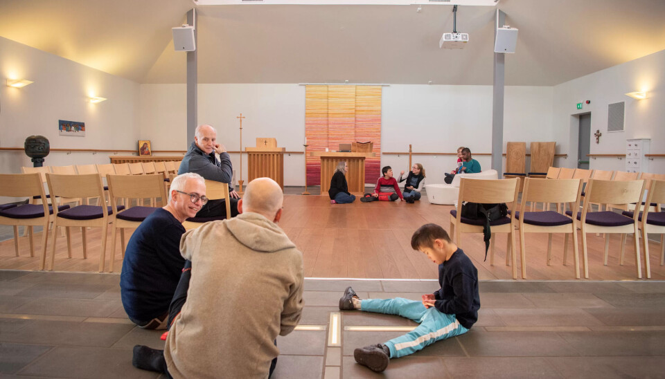 VELKOMMEN INN: William i front sammen med assistent Christian Rønning Larsen, prest Marco Kanehl, assistent Svein-Kjetil Andersen på stolen. I bakgrunnen sitter Ahmad på gulvet og Peter i skinnsofaen med vernepleier Line Merethe Bergstå til venstre, lærer Hilde Henriksen og miljøarbeider Marianne Pilemark som skimtes rett bak Peter. VELKOMMEN INN: William i front sammen med assistent Christian Rønning Larsen, prest Marco Kanehl, assistent Svein-Kjetil Andersen på stolen. I bakgrunnen sitter Ahmad på gulvet og Peter i skinnsofaen med vernepleier Line Merethe Bergstå til venstre, lærer Hilde Henriksen og miljøarbeider Marianne Pilemark som skimtes rett bak Peter.