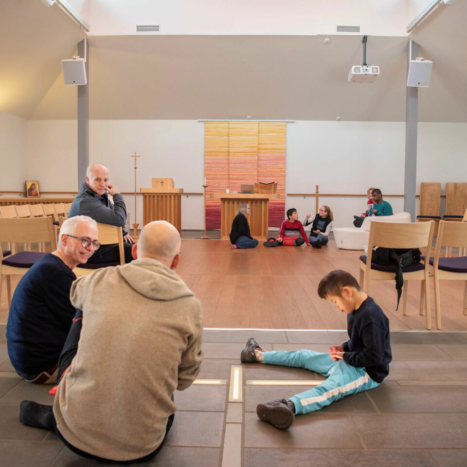 VELKOMMEN INN: William i front sammen med assistent Christian Rønning Larsen, prest Marco Kanehl, assistent Svein-Kjetil Andersen på stolen. I bakgrunnen sitter Ahmad på gulvet og Peter i skinnsofaen med vernepleier Line Merethe Bergstå til venstre, lærer Hilde Henriksen og miljøarbeider Marianne Pilemark som skimtes rett bak Peter. VELKOMMEN INN: William i front sammen med assistent Christian Rønning Larsen, prest Marco Kanehl, assistent Svein-Kjetil Andersen på stolen. I bakgrunnen sitter Ahmad på gulvet og Peter i skinnsofaen med vernepleier Line Merethe Bergstå til venstre, lærer Hilde Henriksen og miljøarbeider Marianne Pilemark som skimtes rett bak Peter.