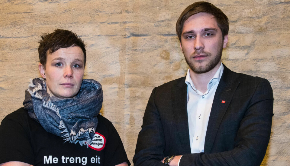 SPARER: Marthe Myhr (35) og Erik Jørgensen (25) har allerede begynt å spare til sin pensjon. De mener det er viktig at medlemmene får god informasjon om en eventuell avtale om ny offentlig tjenestepensjonsordning før de skal stemme over den. SPARER: Marthe Myhr (35) og Erik Jørgensen (25) har allerede begynt å spare til sin pensjon. De mener det er viktig at medlemmene får god informasjon om en eventuell avtale om ny offentlig tjenestepensjonsordning før de skal stemme over den.