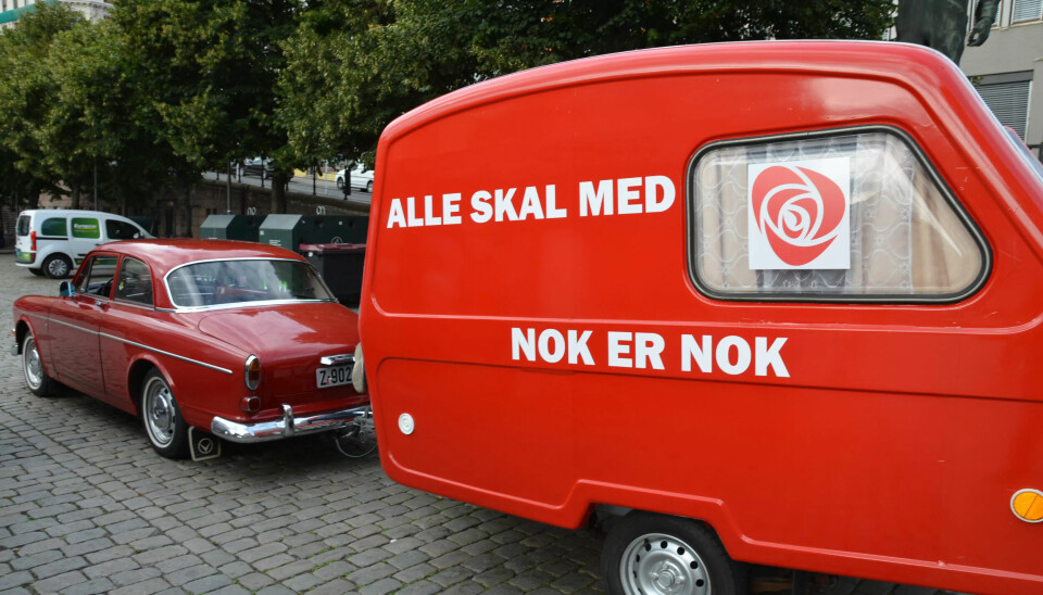 Rød amazon og rød campingvogn skal være med veteranene på tur. Rød amazon og rød campingvogn skal være med veteranene på tur.