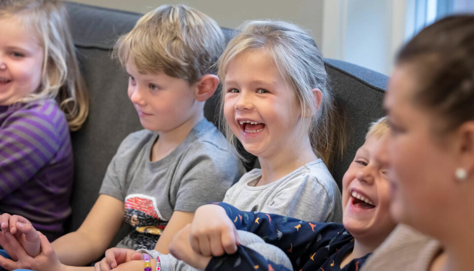 LATTER OG ALVOR: Triste tema kan også få fram latteren og kanskje spesielt hvis ordet bæsj nevnes. Mathilde, Aksel, Lilly og Nikolai og resten av Trollklubben i Tyrihans barnehage på Greåker lo godt. Pedagogisk leder Laila Kjølberg til høyre. LATTER OG ALVOR: Triste tema kan også få fram latteren og kanskje spesielt hvis ordet bæsj nevnes. Mathilde, Aksel, Lilly og Nikolai og resten av Trollklubben i Tyrihans barnehage på Greåker lo godt. Pedagogisk leder Laila Kjølberg til høyre.