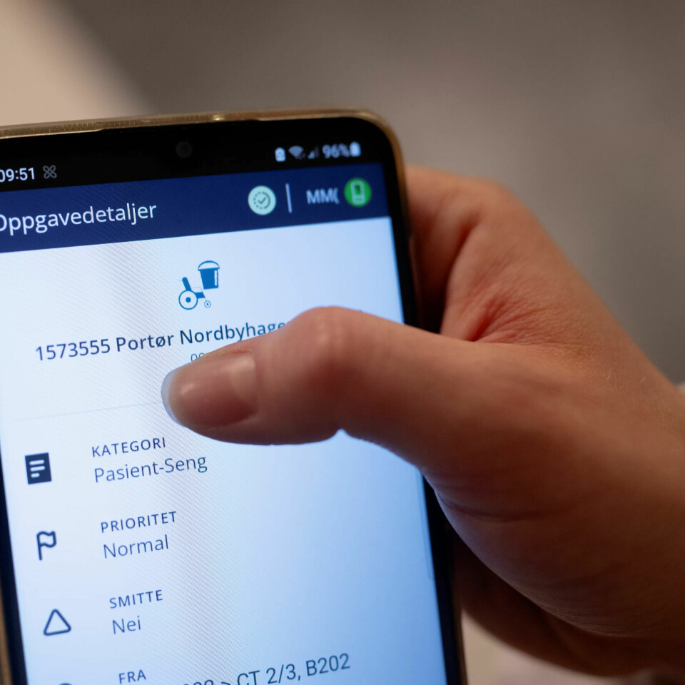 På vaktrommet til portørene har de en operasjonssentral, der deres oppdrag blir bestilt og videre fordelt. Når portørene får et nytt oppdrag dukker det opp som et varsel på en app de har på telefonen. På vaktrommet til portørene har de en operasjonssentral, der deres oppdrag blir bestilt og videre fordelt. Når portørene får et nytt oppdrag dukker det opp som et varsel på en app de har på telefonen.