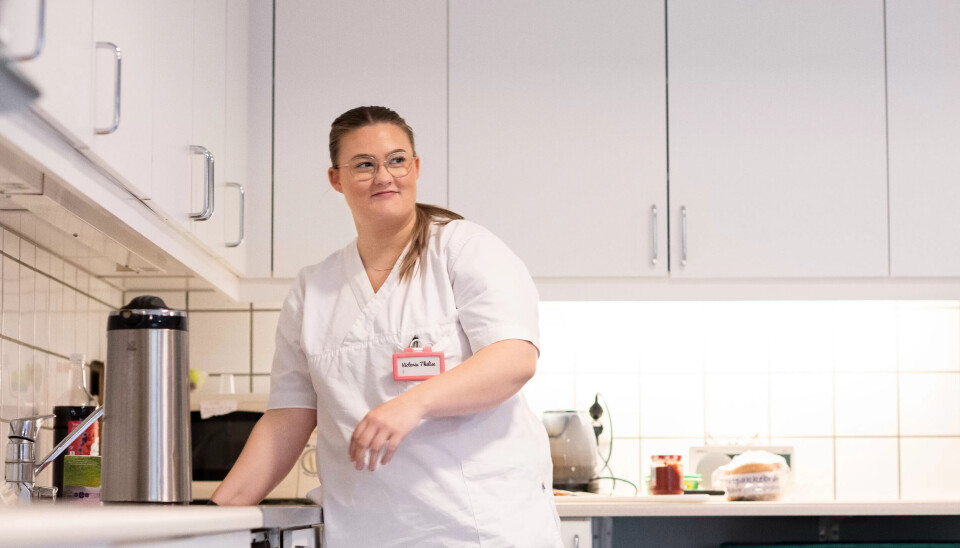 INGEN LIKE DAGER: I dag starta dagen litt kaotisk, forteller Victoria Thelise Næss. Fire pasienter venta i gangen på stell. Næss kunne ikke tenke seg å jobbe noe annet sted enn i den lukkede demensavdelingen på Lamarktunet Bo- og Rehabiliteringssenter. INGEN LIKE DAGER: I dag starta dagen litt kaotisk, forteller Victoria Thelise Næss. Fire pasienter venta i gangen på stell. Næss kunne ikke tenke seg å jobbe noe annet sted enn i den lukkede demensavdelingen på Lamarktunet Bo- og Rehabiliteringssenter.