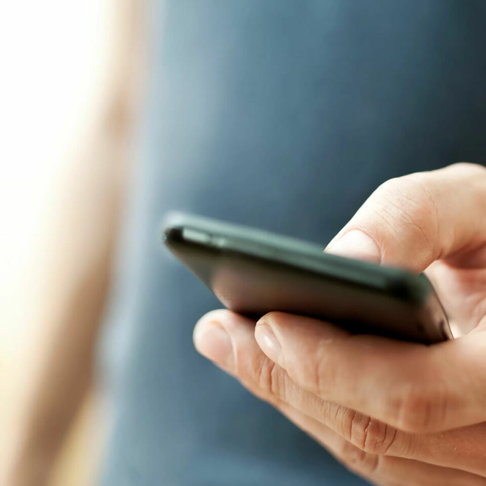 NYTT: Nødvarsel er eit nytt system. Den tidlegare metoden for varsling brukte SMS. Vanleg melding kan fleire gå glipp av om mobilen er på lydlaus. Og det kan vere nettverskproblem med å sende ut SMS om svært mange er samla på ein stad, som på ein stor konsert. NYTT: Nødvarsel er eit nytt system. Den tidlegare metoden for varsling brukte SMS. Vanleg melding kan fleire gå glipp av om mobilen er på lydlaus. Og det kan vere nettverskproblem med å sende ut SMS om svært mange er samla på ein stad, som på ein stor konsert.