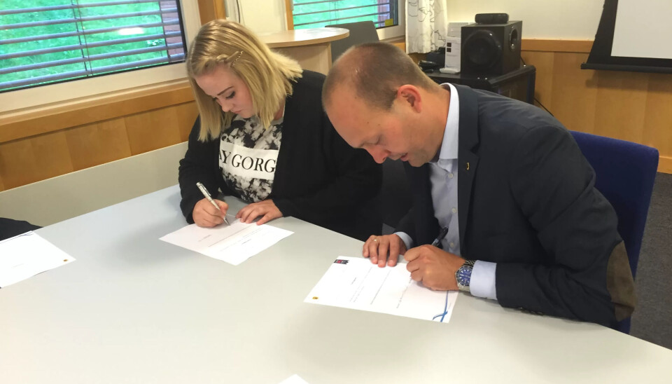 IDA THERESE DANIELSEN: Signerer kontrakt med ordfører Sindre Martinsen Evje. IDA THERESE DANIELSEN: Signerer kontrakt med ordfører Sindre Martinsen Evje.