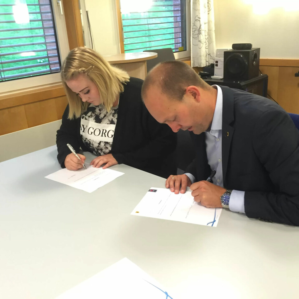 IDA THERESE DANIELSEN: Signerer kontrakt med ordfører Sindre Martinsen Evje. IDA THERESE DANIELSEN: Signerer kontrakt med ordfører Sindre Martinsen Evje.