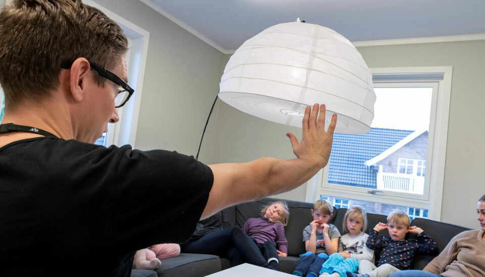 HOLD OPP: Rådgiver Harald Dean fra Stine Sofie stiftelse viser barna hva de kan gjøre hvis noen ikke vil høre på dem. Hold fram hånda og si STOPP! Mathilde, Aksel, Lilly og Nikolai kjenner alle til stopp-signalet. HOLD OPP: Rådgiver Harald Dean fra Stine Sofie stiftelse viser barna hva de kan gjøre hvis noen ikke vil høre på dem. Hold fram hånda og si STOPP! Mathilde, Aksel, Lilly og Nikolai kjenner alle til stopp-signalet.