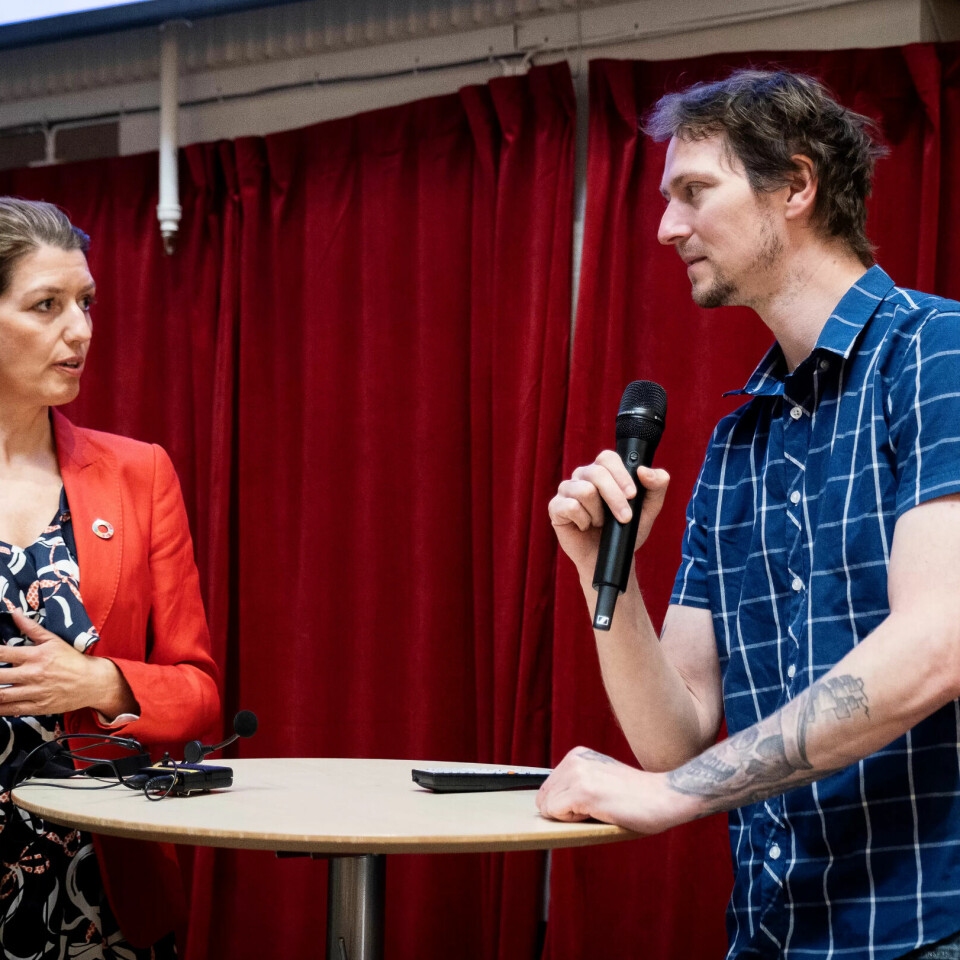 FORTALTE OM EGNE ERFARINGER: Kent-Ove Dahl ble intervjuet av Guro Angell Gimse, regiondirektør i NHO, om hvilke konsekvenser jobben som varebilsjåfør fikk for ham. FORTALTE OM EGNE ERFARINGER: Kent-Ove Dahl ble intervjuet av Guro Angell Gimse, regiondirektør i NHO, om hvilke konsekvenser jobben som varebilsjåfør fikk for ham.