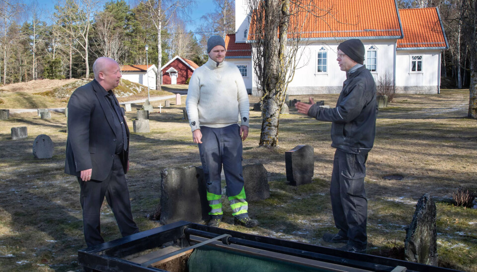 TINET GRAV: Kirketjener Øystein Aanonsen-Jansen slår av en prat ved den nye graven som gravplassarbeiderne Roar Kampenes og Morten Kirkerud har gjort klar. TINET GRAV: Kirketjener Øystein Aanonsen-Jansen slår av en prat ved den nye graven som gravplassarbeiderne Roar Kampenes og Morten Kirkerud har gjort klar.