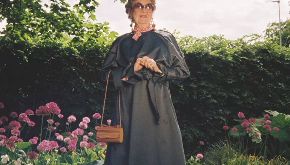 STOLT: Mormor Eva er også stolt. Her er hun modell for den grønne trenchcoaten Ingri har designet. (Foto:Tekla Lou Fure Brandsæter) STOLT: Mormor Eva er også stolt. Her er hun modell for den grønne trenchcoaten Ingri har designet. (Foto:Tekla Lou Fure Brandsæter)