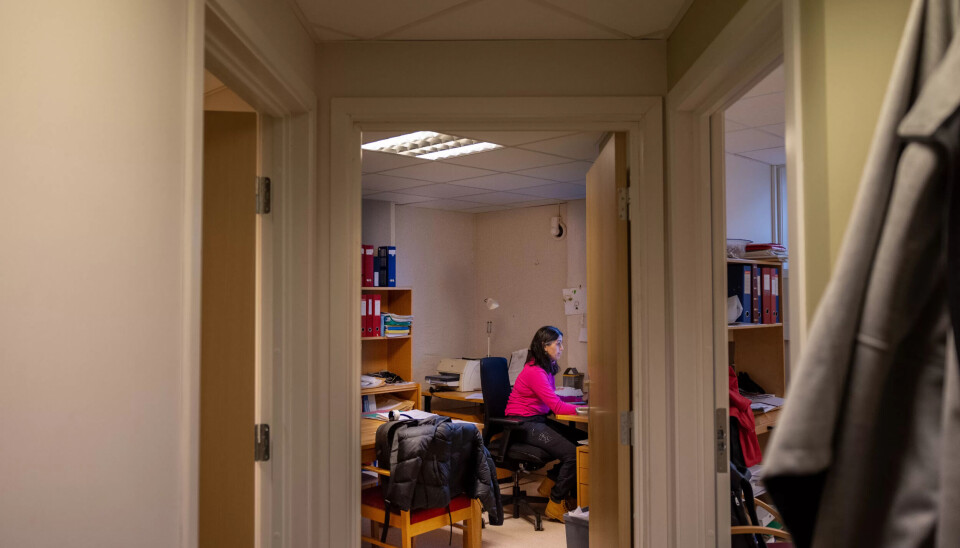 Kjellerliv: Fagforbundet Helse Vest holder til i kjelleren i Årstad menighetssenter. Hussain-Wiik er innom og gjør unna litt kontorarbeid, før hun løper ut til medlemmene igjen. Kjellerliv: Fagforbundet Helse Vest holder til i kjelleren i Årstad menighetssenter. Hussain-Wiik er innom og gjør unna litt kontorarbeid, før hun løper ut til medlemmene igjen.