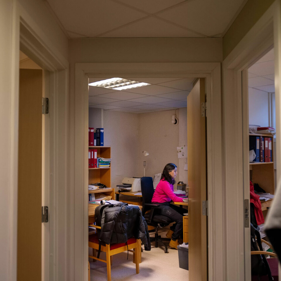 Kjellerliv: Fagforbundet Helse Vest holder til i kjelleren i Årstad menighetssenter. Hussain-Wiik er innom og gjør unna litt kontorarbeid, før hun løper ut til medlemmene igjen. Kjellerliv: Fagforbundet Helse Vest holder til i kjelleren i Årstad menighetssenter. Hussain-Wiik er innom og gjør unna litt kontorarbeid, før hun løper ut til medlemmene igjen.