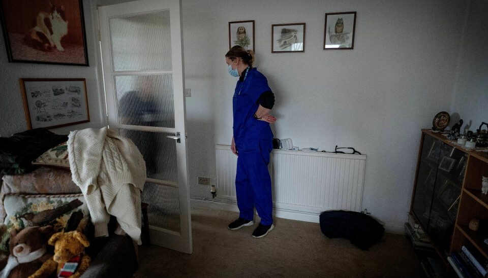 Sju millioner i helsekø. 500 unødvendige dødsfall hver uke. Midt i den britiske helsestormen står norske Ida (37)