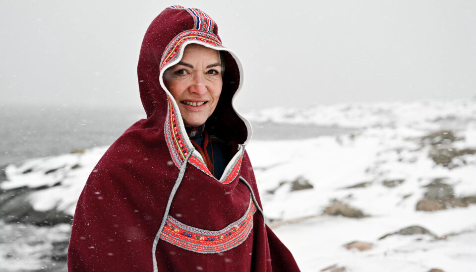 VED KYSTEN: Vintercapen, ett samisk ytterplagg som ligner på poncho, er god å ha i vinden. Bildet er tatt på Hvaler i Viken, hvor Skoghaug bor. VED KYSTEN: Vintercapen, ett samisk ytterplagg som ligner på poncho, er god å ha i vinden. Bildet er tatt på Hvaler i Viken, hvor Skoghaug bor.