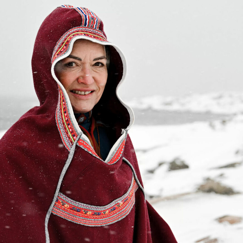 VED KYSTEN: Vintercapen, ett samisk ytterplagg som ligner på poncho, er god å ha i vinden. Bildet er tatt på Hvaler i Viken, hvor Skoghaug bor. VED KYSTEN: Vintercapen, ett samisk ytterplagg som ligner på poncho, er god å ha i vinden. Bildet er tatt på Hvaler i Viken, hvor Skoghaug bor.