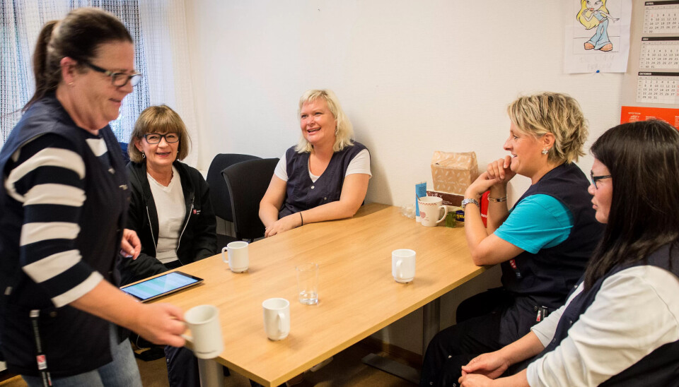 GLAD FOR NY TEKNOLOGI: Siden i vår har renholder Trine Hansen (t.v.), ledende renholder Anita Everud og renholderne Lena Arnesveen, Linda Rognerud og Phuung Thung vært prøvekaniner for kommunens nye sensorprosjekt. GLAD FOR NY TEKNOLOGI: Siden i vår har renholder Trine Hansen (t.v.), ledende renholder Anita Everud og renholderne Lena Arnesveen, Linda Rognerud og Phuung Thung vært prøvekaniner for kommunens nye sensorprosjekt.