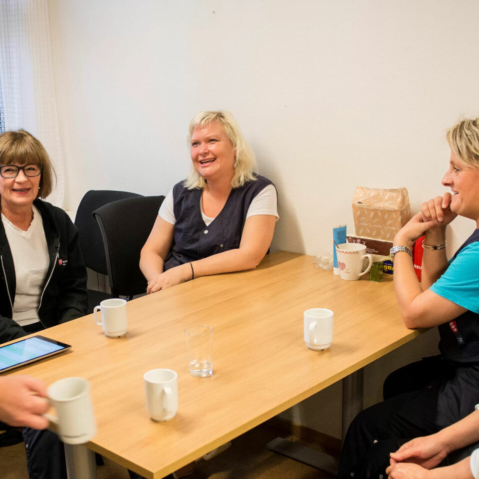 GLAD FOR NY TEKNOLOGI: Siden i vår har renholder Trine Hansen (t.v.), ledende renholder Anita Everud og renholderne Lena Arnesveen, Linda Rognerud og Phuung Thung vært prøvekaniner for kommunens nye sensorprosjekt. GLAD FOR NY TEKNOLOGI: Siden i vår har renholder Trine Hansen (t.v.), ledende renholder Anita Everud og renholderne Lena Arnesveen, Linda Rognerud og Phuung Thung vært prøvekaniner for kommunens nye sensorprosjekt.