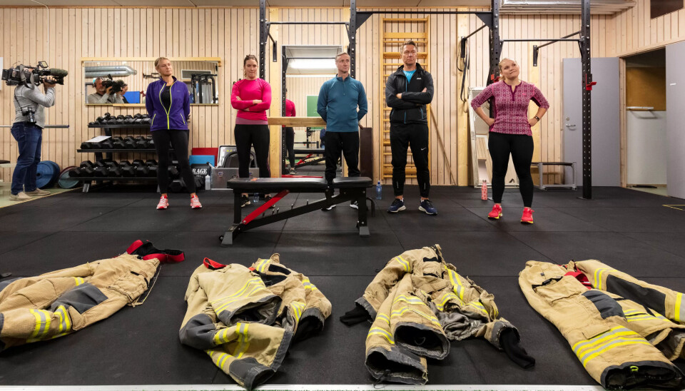 SPENT GJENG: Før testen fikk politikerne gjennomgang av øvelsene, før de fikk på seg drakt og luftflaske på til sammen 23 kg. F.v. Grete Wold (Sv), Maren Njøs Kurdøl (Rødt), Morgan Sæbø (FrP). Terje Aasland (Ap) og Veslemøy Våge (H). SPENT GJENG: Før testen fikk politikerne gjennomgang av øvelsene, før de fikk på seg drakt og luftflaske på til sammen 23 kg. F.v. Grete Wold (Sv), Maren Njøs Kurdøl (Rødt), Morgan Sæbø (FrP). Terje Aasland (Ap) og Veslemøy Våge (H).
