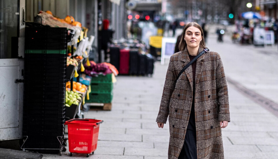 Med hodet hevet? Det er i hvert fall det inntrykket Fontenes utsendte får etter å ha snakket med Mirjam i etterkant av intervjuet. Med ny jobb og en arbeidsgiver som legger til rette for henne, kan det virke som livet har blitt i hvert fall litt lettere. Med hodet hevet? Det er i hvert fall det inntrykket Fontenes utsendte får etter å ha snakket med Mirjam i etterkant av intervjuet. Med ny jobb og en arbeidsgiver som legger til rette for henne, kan det virke som livet har blitt i hvert fall litt lettere.