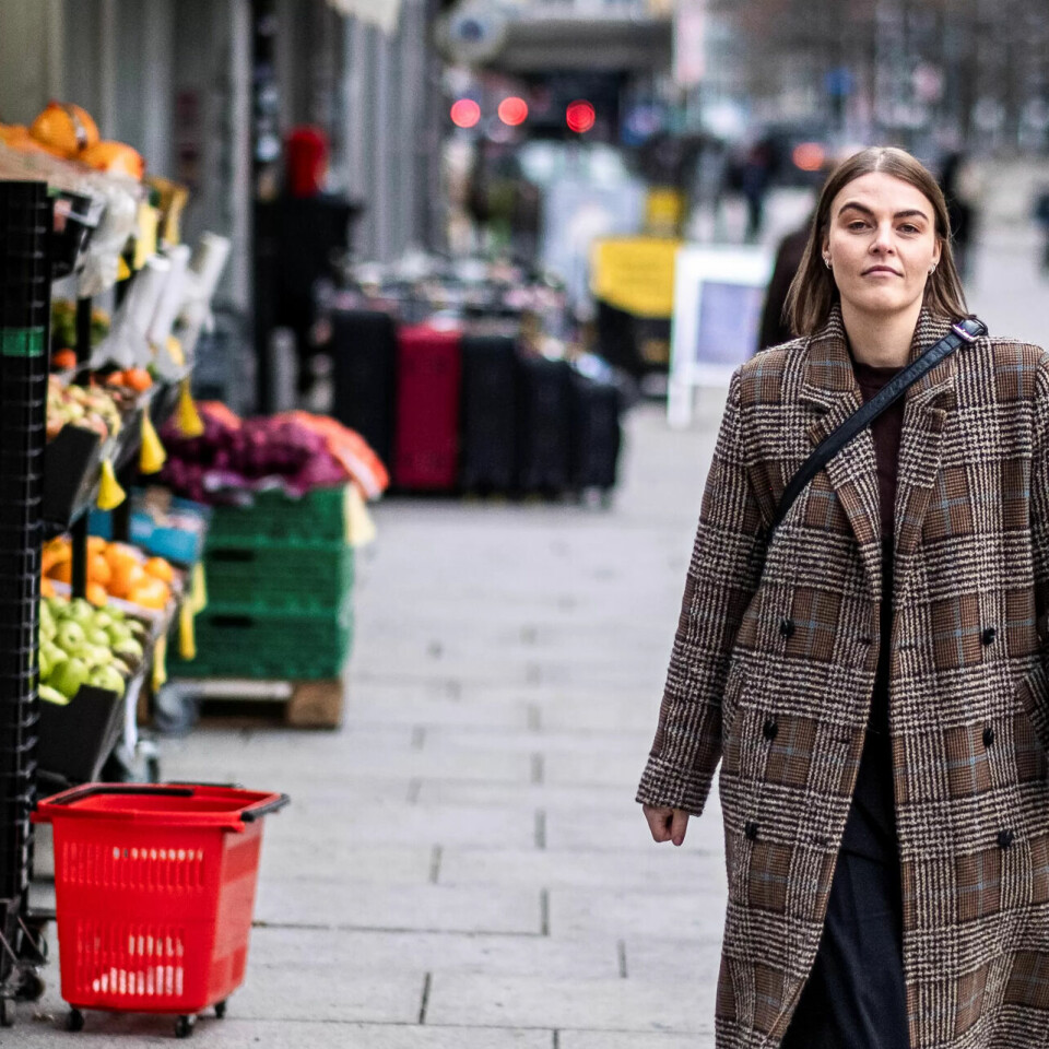 Med hodet hevet? Det er i hvert fall det inntrykket Fontenes utsendte får etter å ha snakket med Mirjam i etterkant av intervjuet. Med ny jobb og en arbeidsgiver som legger til rette for henne, kan det virke som livet har blitt i hvert fall litt lettere. Med hodet hevet? Det er i hvert fall det inntrykket Fontenes utsendte får etter å ha snakket med Mirjam i etterkant av intervjuet. Med ny jobb og en arbeidsgiver som legger til rette for henne, kan det virke som livet har blitt i hvert fall litt lettere.