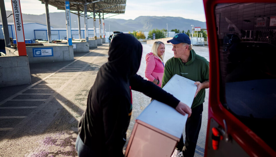 På fyllinga: De ansatte gjør aktiviteter og forefallende arbeid sammen med Jonas. Han er sterk og hjelper gjerne til, slik som her på fyllinga. På fyllinga: De ansatte gjør aktiviteter og forefallende arbeid sammen med Jonas. Han er sterk og hjelper gjerne til, slik som her på fyllinga.