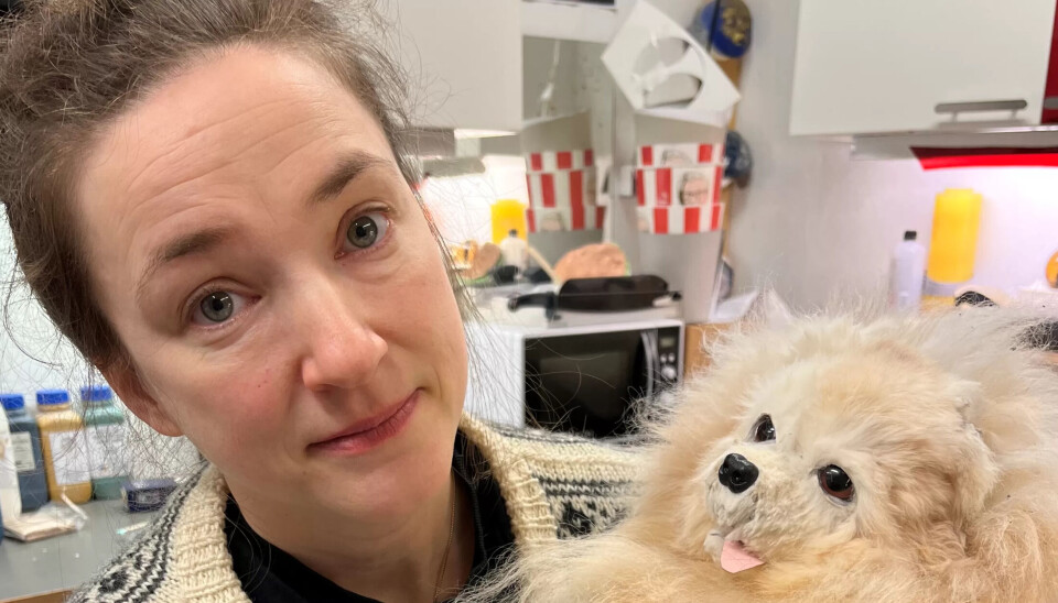 LIVAKTIG: Signe Dalsgaard med hunden hun laget til forestillingen 'Assassins'. LIVAKTIG: Signe Dalsgaard med hunden hun laget til forestillingen 'Assassins'.