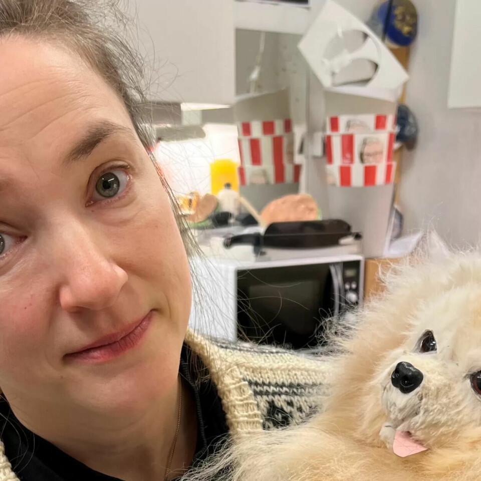LIVAKTIG: Signe Dalsgaard med hunden hun laget til forestillingen 'Assassins'. LIVAKTIG: Signe Dalsgaard med hunden hun laget til forestillingen 'Assassins'.