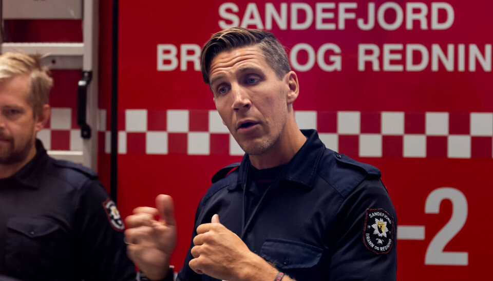 SETTER SIKKERHETEN FØRST: Verneombud Kenneth Veløy-Bjørnstad og tillitsmann Trond Bach Skuggedal fikk vise lokale politikere i Sandefjord hvor fysisk og psykisk krevende jobben deres er. De håper begge sæaraldersgrensen får stå. SETTER SIKKERHETEN FØRST: Verneombud Kenneth Veløy-Bjørnstad og tillitsmann Trond Bach Skuggedal fikk vise lokale politikere i Sandefjord hvor fysisk og psykisk krevende jobben deres er. De håper begge sæaraldersgrensen får stå.