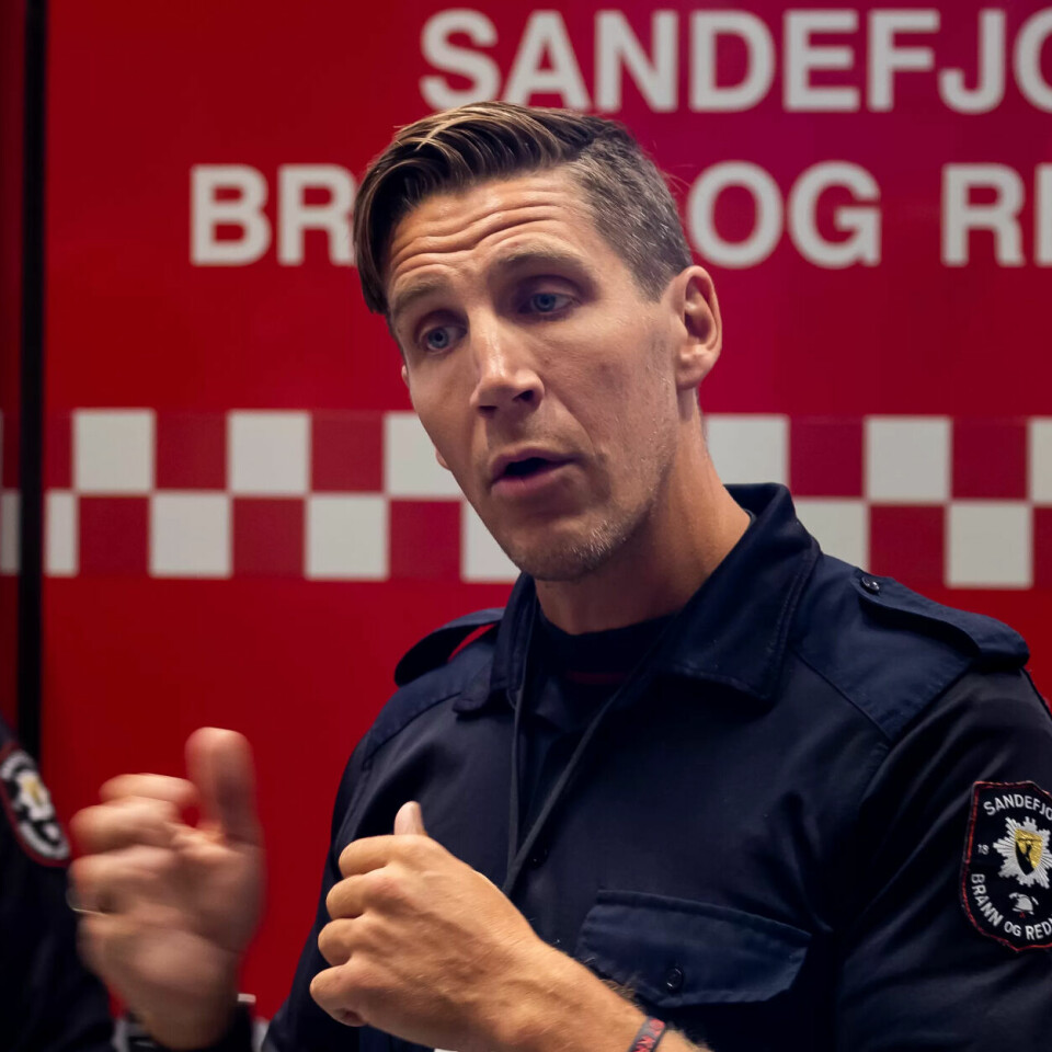 SETTER SIKKERHETEN FØRST: Verneombud Kenneth Veløy-Bjørnstad og tillitsmann Trond Bach Skuggedal fikk vise lokale politikere i Sandefjord hvor fysisk og psykisk krevende jobben deres er. De håper begge sæaraldersgrensen får stå. SETTER SIKKERHETEN FØRST: Verneombud Kenneth Veløy-Bjørnstad og tillitsmann Trond Bach Skuggedal fikk vise lokale politikere i Sandefjord hvor fysisk og psykisk krevende jobben deres er. De håper begge sæaraldersgrensen får stå.