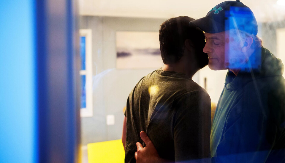 Trygg: Miljøterapeut Arve Svorkmo jobbet med Jonas i boligen han bodde før, noe assistent Rune Roth også gjorde. De kjenner derfor 20-åringen godt. Trygg: Miljøterapeut Arve Svorkmo jobbet med Jonas i boligen han bodde før, noe assistent Rune Roth også gjorde. De kjenner derfor 20-åringen godt.