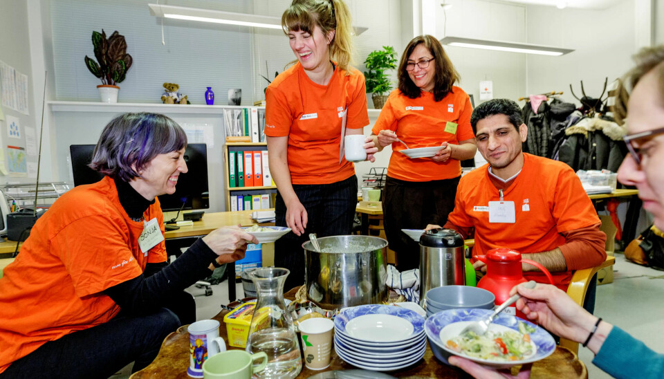 GLADMAT: Jalal Alimouradi (til høyre), både pasient og miljøarbeider, graver dypt i pastagryta på vaktrommet og ruster seg for en ettermiddag med nye pasienter sammen med (fra venstre) sosionom Sonja Bjaaland, koordinerende sykepleier Annlaug Telstø og tannlege Masooda Dustiyar. GLADMAT: Jalal Alimouradi (til høyre), både pasient og miljøarbeider, graver dypt i pastagryta på vaktrommet og ruster seg for en ettermiddag med nye pasienter sammen med (fra venstre) sosionom Sonja Bjaaland, koordinerende sykepleier Annlaug Telstø og tannlege Masooda Dustiyar.