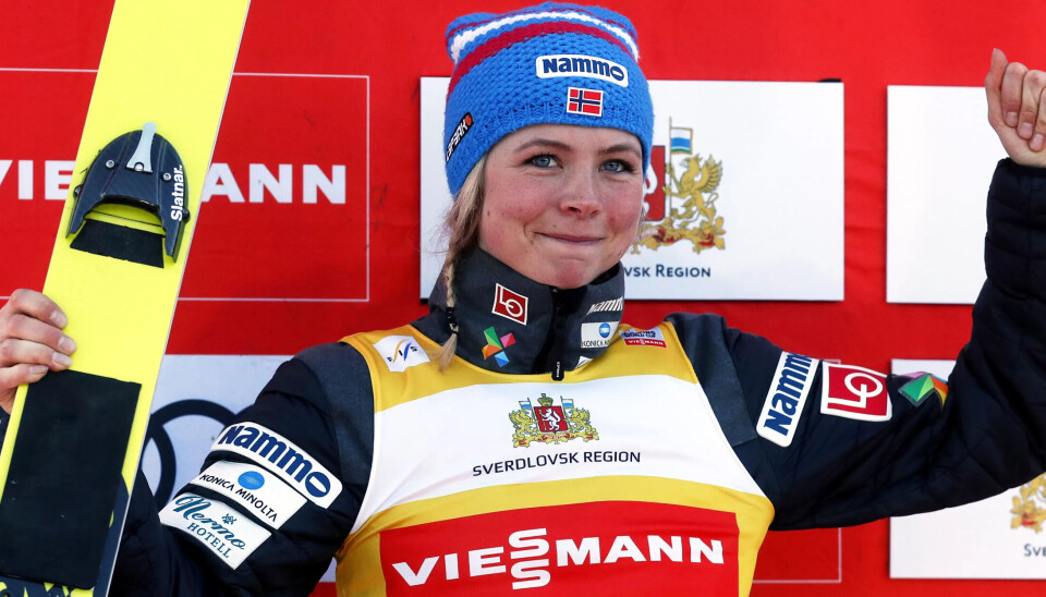 LO OG NAMMO: Stjernehopper, verdensmester og olympisk gullvinner Maren Lundby har både logoen til LO og Nammo på klærne. LO har sin logo på hjelmen til herrehopperne, og Nammo har sin logo på hjelmen til de kvinnelige hopperne. LO OG NAMMO: Stjernehopper, verdensmester og olympisk gullvinner Maren Lundby har både logoen til LO og Nammo på klærne. LO har sin logo på hjelmen til herrehopperne, og Nammo har sin logo på hjelmen til de kvinnelige hopperne.