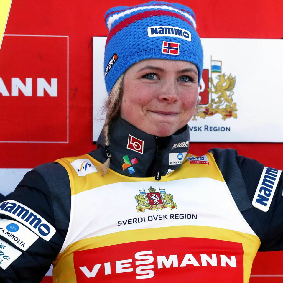LO OG NAMMO: Stjernehopper, verdensmester og olympisk gullvinner Maren Lundby har både logoen til LO og Nammo på klærne. LO har sin logo på hjelmen til herrehopperne, og Nammo har sin logo på hjelmen til de kvinnelige hopperne. LO OG NAMMO: Stjernehopper, verdensmester og olympisk gullvinner Maren Lundby har både logoen til LO og Nammo på klærne. LO har sin logo på hjelmen til herrehopperne, og Nammo har sin logo på hjelmen til de kvinnelige hopperne.