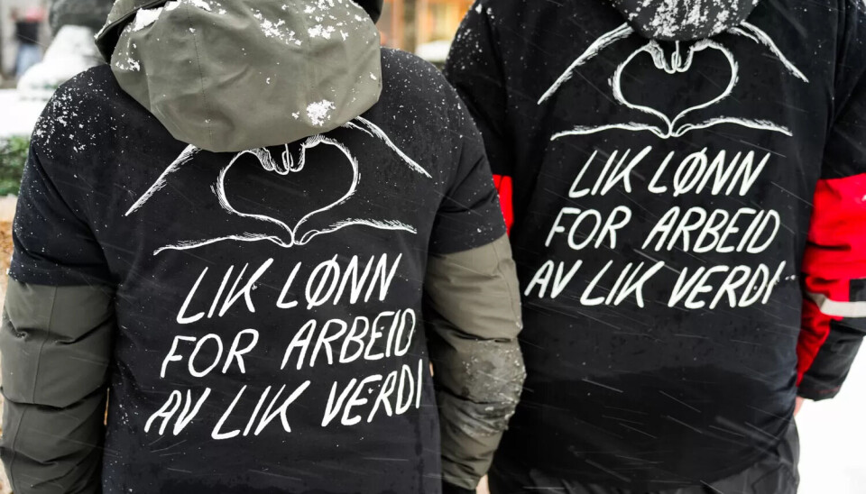 Tegnspråktolkene og aksjonistene er redd for at enda flere tolker vil slutte i jobben sin om ikke det skjer endringer. Tegnspråktolkene og aksjonistene er redd for at enda flere tolker vil slutte i jobben sin om ikke det skjer endringer.