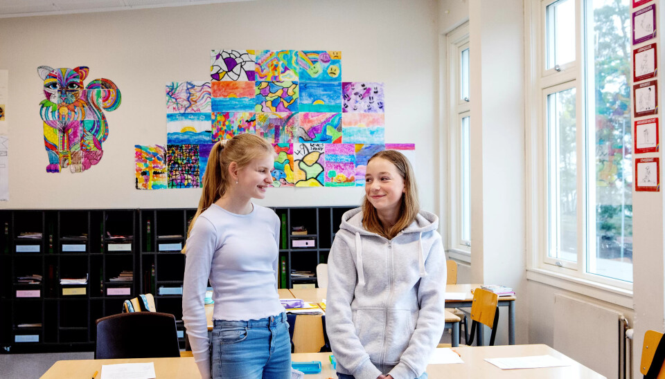 ØVER HJEMME: Både Kornelia og Anna øver på dag hjemme selv om det ikke er lekser fra skolen. Foreldrene hjelper til. ØVER HJEMME: Både Kornelia og Anna øver på dag hjemme selv om det ikke er lekser fra skolen. Foreldrene hjelper til.