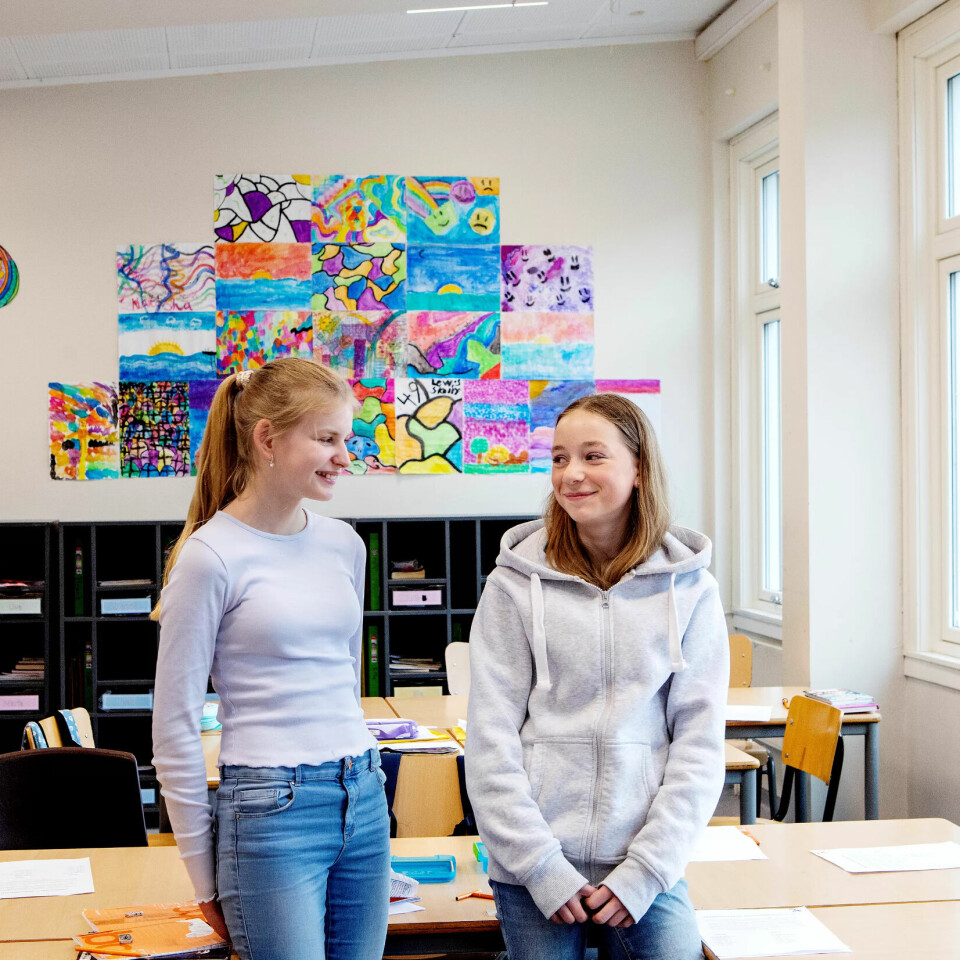 ØVER HJEMME: Både Kornelia og Anna øver på dag hjemme selv om det ikke er lekser fra skolen. Foreldrene hjelper til. ØVER HJEMME: Både Kornelia og Anna øver på dag hjemme selv om det ikke er lekser fra skolen. Foreldrene hjelper til.