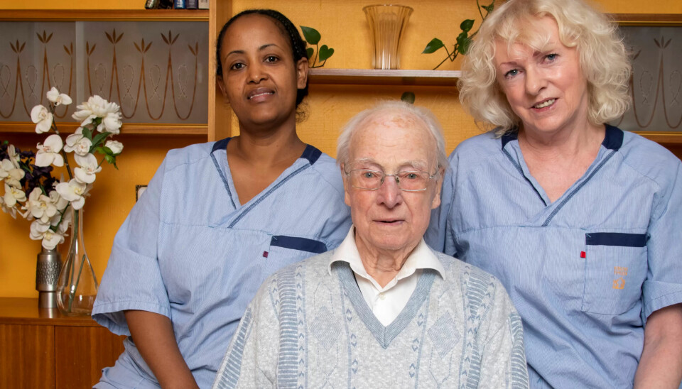 VIKTIG ROLLE: Nils Nilsen stiller opp når pleieassistentene på Ammerudhjemmet tar fagprøven. – Men det er ikke så greit å stå der uten en tråd. Sammen med alle damene. Det er i hvert fall litt uvant, ler 99-åringen. Morgenstell eller dusj hos en beboer, under påsyn av to sensorer, er en del av fagprøven for helsefagarbeidere. Firewoine Teklebrhan og Sofia Gundersen bestod begge prøven med glans. VIKTIG ROLLE: Nils Nilsen stiller opp når pleieassistentene på Ammerudhjemmet tar fagprøven. – Men det er ikke så greit å stå der uten en tråd. Sammen med alle damene. Det er i hvert fall litt uvant, ler 99-åringen. Morgenstell eller dusj hos en beboer, under påsyn av to sensorer, er en del av fagprøven for helsefagarbeidere. Firewoine Teklebrhan og Sofia Gundersen bestod begge prøven med glans.