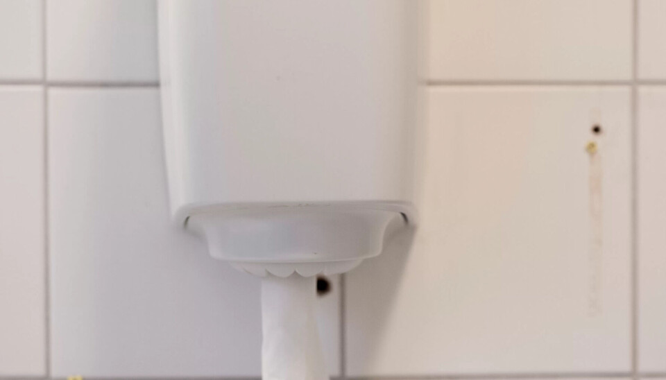 KAN BLI BEDRE: Hvit håndkleholder mot hvite fliser på badet er vanskelig å se. KAN BLI BEDRE: Hvit håndkleholder mot hvite fliser på badet er vanskelig å se.