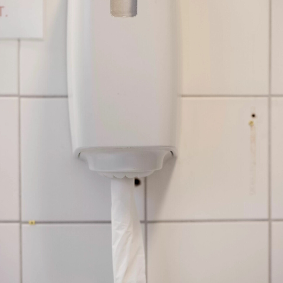 KAN BLI BEDRE: Hvit håndkleholder mot hvite fliser på badet er vanskelig å se. KAN BLI BEDRE: Hvit håndkleholder mot hvite fliser på badet er vanskelig å se.