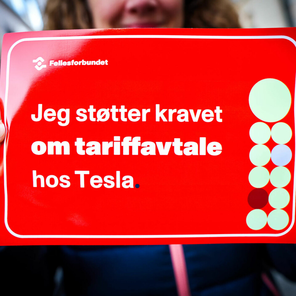 Dette klistremerket kan du også få – ved å sende epost til post@fellesforbundet.no og skrive 'Tesla-klistremerke' i emnefeltet. Gjelder også om du kjører noe annet enn Tesla. Dette klistremerket kan du også få – ved å sende epost til post@fellesforbundet.no og skrive 'Tesla-klistremerke' i emnefeltet. Gjelder også om du kjører noe annet enn Tesla.