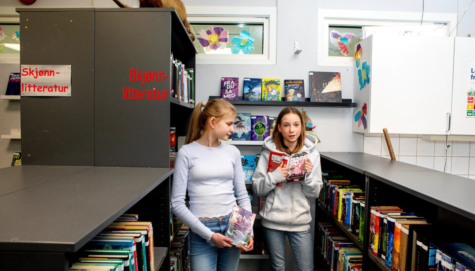 FRITID OG LESING: Kornelia leser Harry Potter, mens Anna liker tegneseriebøker. Jentene på Lillås skole er begge i elevrådet, og de liker å ha mer fritid. Men de savner vanlige lekser litt også. FRITID OG LESING: Kornelia leser Harry Potter, mens Anna liker tegneseriebøker. Jentene på Lillås skole er begge i elevrådet, og de liker å ha mer fritid. Men de savner vanlige lekser litt også.
