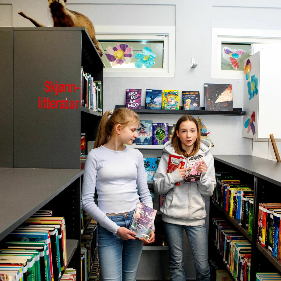 FRITID OG LESING: Kornelia leser Harry Potter, mens Anna liker tegneseriebøker. Jentene på Lillås skole er begge i elevrådet, og de liker å ha mer fritid. Men de savner vanlige lekser litt også. FRITID OG LESING: Kornelia leser Harry Potter, mens Anna liker tegneseriebøker. Jentene på Lillås skole er begge i elevrådet, og de liker å ha mer fritid. Men de savner vanlige lekser litt også.