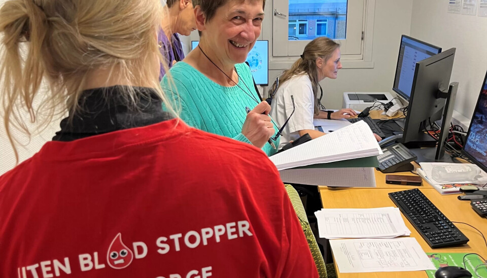 TETT PÅ: Faglig prosjektleder Torunn Oveland Apelseth (ryggen til) og Mirjana Grujic Arsenovic (overlege,blodbanken UNN Tromsø) og sykepleier Aina Abrahamsen. TETT PÅ: Faglig prosjektleder Torunn Oveland Apelseth (ryggen til) og Mirjana Grujic Arsenovic (overlege,blodbanken UNN Tromsø) og sykepleier Aina Abrahamsen.
