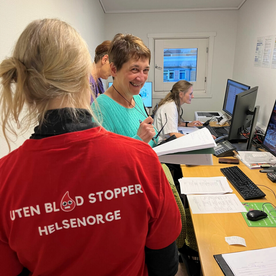 TETT PÅ: Faglig prosjektleder Torunn Oveland Apelseth (ryggen til) og Mirjana Grujic Arsenovic (overlege,blodbanken UNN Tromsø) og sykepleier Aina Abrahamsen. TETT PÅ: Faglig prosjektleder Torunn Oveland Apelseth (ryggen til) og Mirjana Grujic Arsenovic (overlege,blodbanken UNN Tromsø) og sykepleier Aina Abrahamsen.