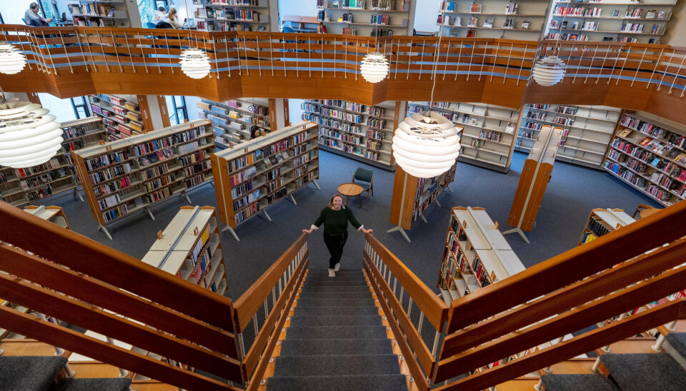 SKANDINAVISK MODERNISME: David Sandved er arkitekten bak biblioteket i Haugesund. I bakgrunnen står de restaurerte pultene fra 1967 og nederst i trappa står biblioteksjef Siri Vikse. SKANDINAVISK MODERNISME: David Sandved er arkitekten bak biblioteket i Haugesund. I bakgrunnen står de restaurerte pultene fra 1967 og nederst i trappa står biblioteksjef Siri Vikse.