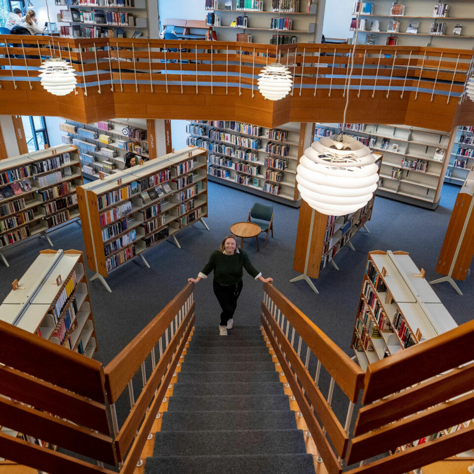 SKANDINAVISK MODERNISME: David Sandved er arkitekten bak biblioteket i Haugesund. I bakgrunnen står de restaurerte pultene fra 1967 og nederst i trappa står biblioteksjef Siri Vikse. SKANDINAVISK MODERNISME: David Sandved er arkitekten bak biblioteket i Haugesund. I bakgrunnen står de restaurerte pultene fra 1967 og nederst i trappa står biblioteksjef Siri Vikse.